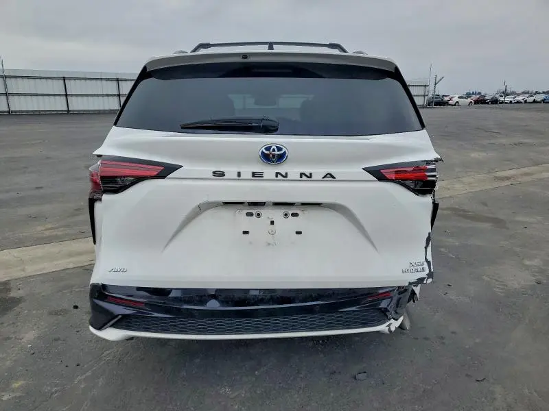 2021 TOYOTA SIENNA XSE  