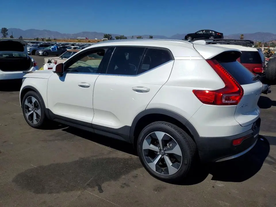 2025 VOLVO XC40 CORE  