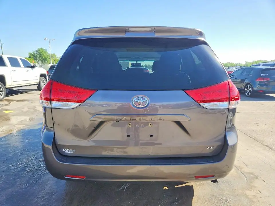 2014 TOYOTA SIENNA LE  