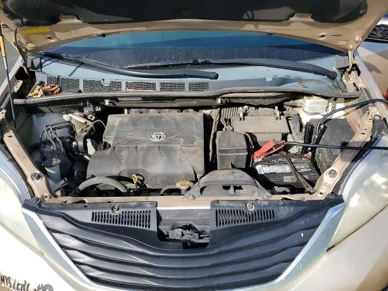 2013 TOYOTA SIENNA LE 8-PASSENGER  