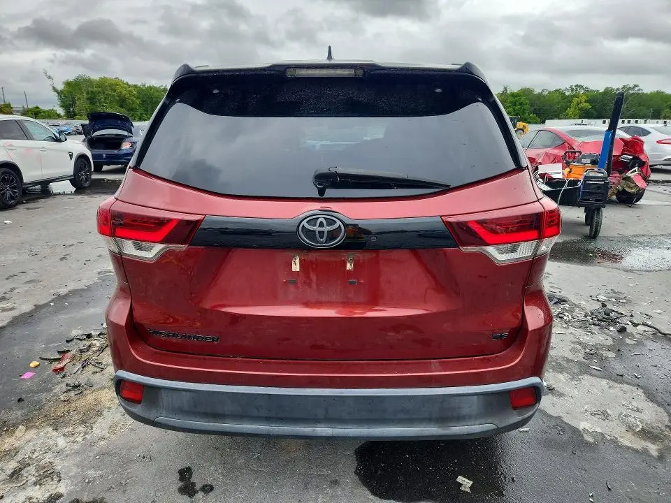 2019 TOYOTA HIGHLANDER SE  