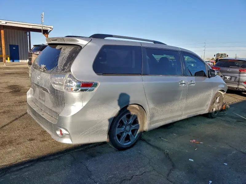 2017 TOYOTA SIENNA SE  