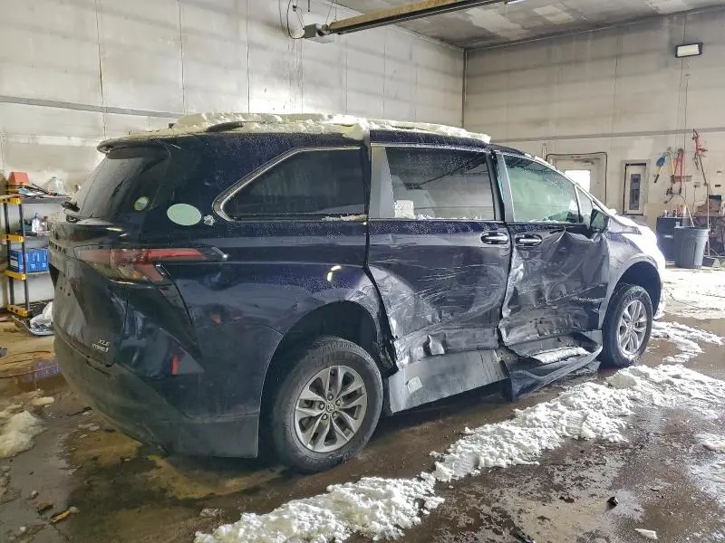 2023 TOYOTA SIENNA XLE  