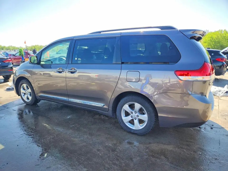 2014 TOYOTA SIENNA LE  