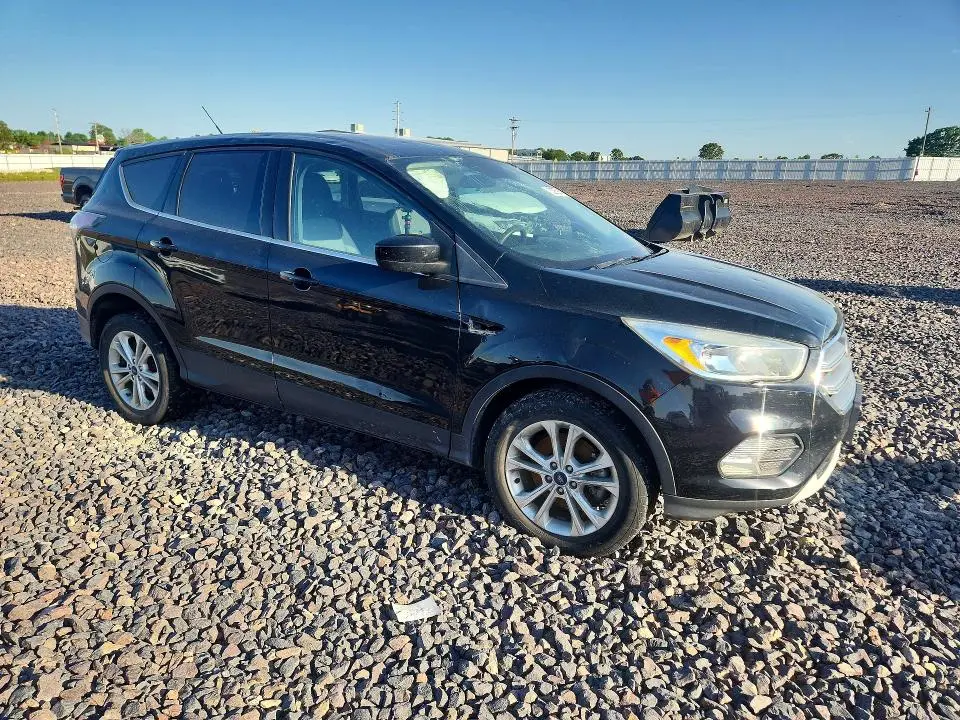 2017 FORD ESCAPE SE  