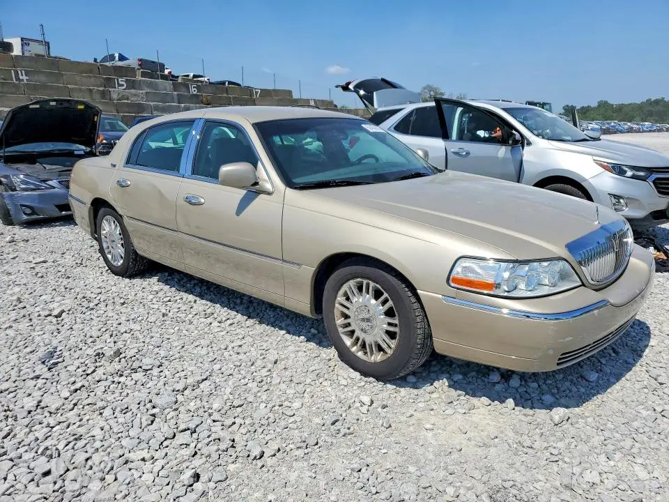 2011 LINCOLN TOWN CAR SIGNATURE LIMITED  