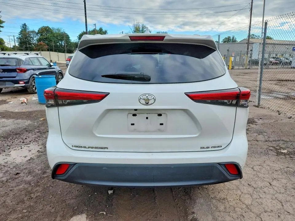 2023 TOYOTA HIGHLANDER XLE  