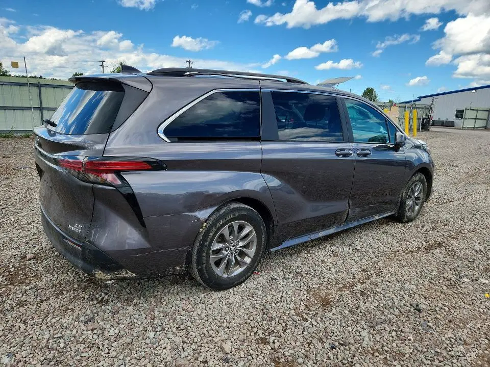 2022 TOYOTA SIENNA LE  