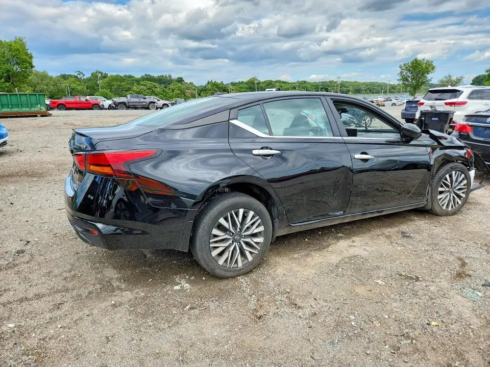 2023 NISSAN ALTIMA SV  
