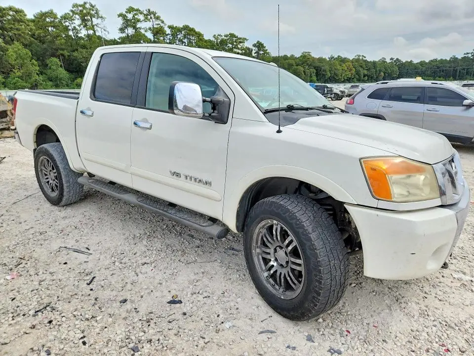 2011 NISSAN TITAN SV  