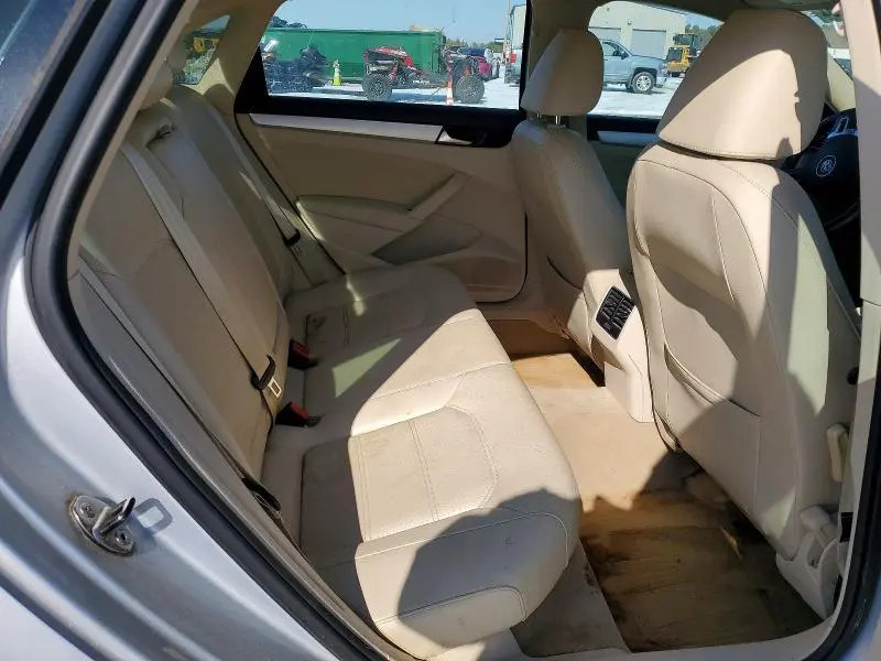 2013 VOLKSWAGEN PASSAT SE  