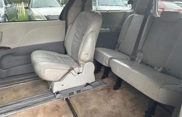2012 TOYOTA SIENNA XLE  