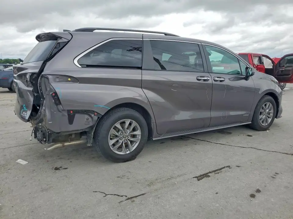 2021 TOYOTA SIENNA XLE  