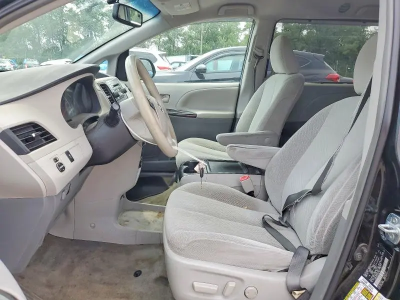 2014 TOYOTA SIENNA LE  