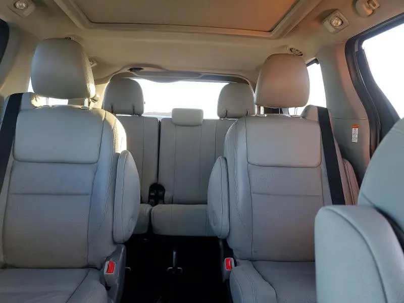 2017 TOYOTA SIENNA LIMITED PREMIUM 7-PASSENGER  