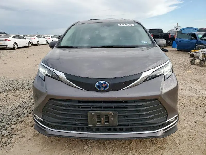 2021 TOYOTA SIENNA XLE  