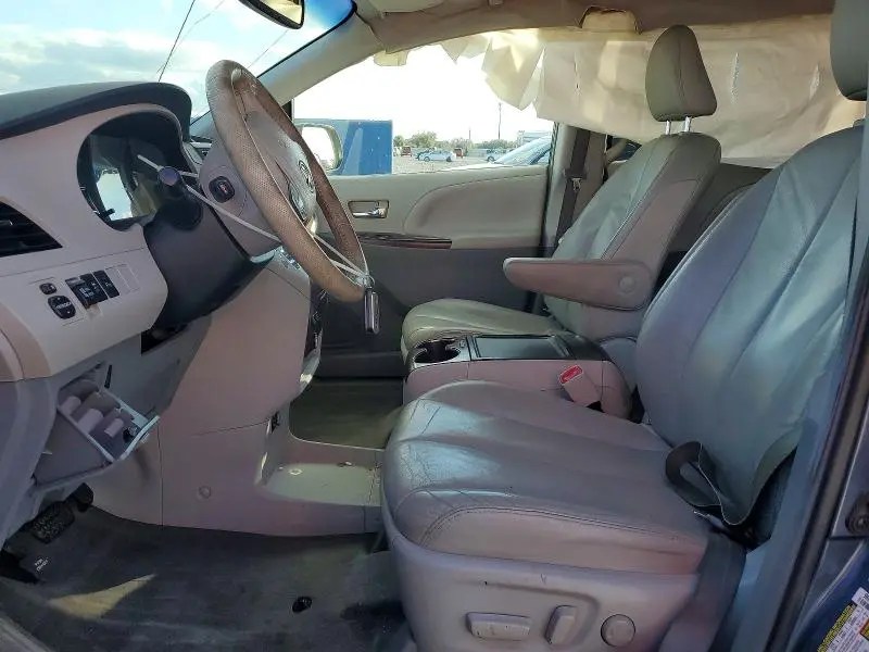 2014 TOYOTA SIENNA XLE  