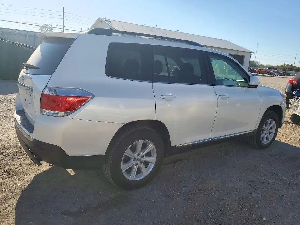 2013 TOYOTA HIGHLANDER SE  