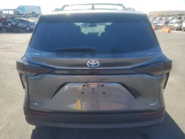 2025 TOYOTA SIENNA XLE  