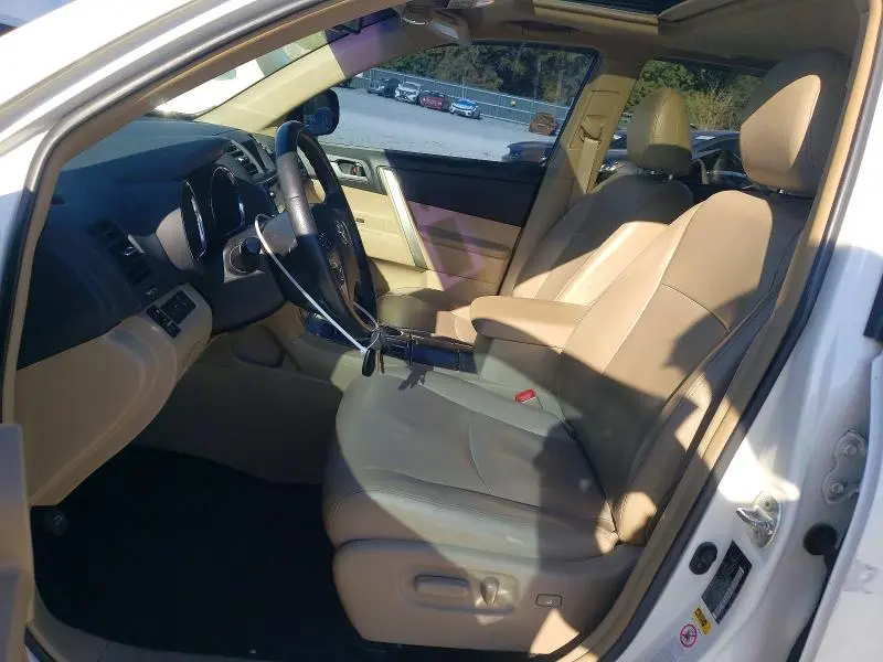2013 TOYOTA HIGHLANDER SE  