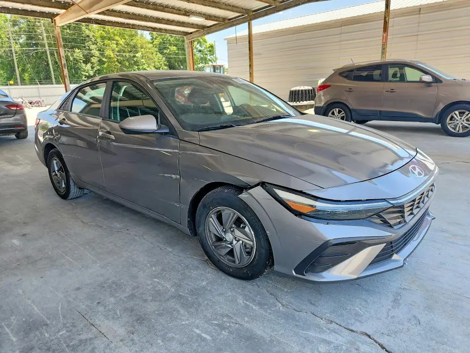 2024 HYUNDAI ELANTRA SE  