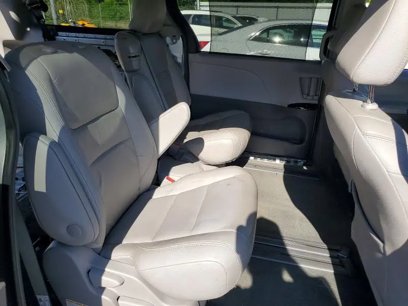 2019 TOYOTA SIENNA XLE 8-PASSENGER  