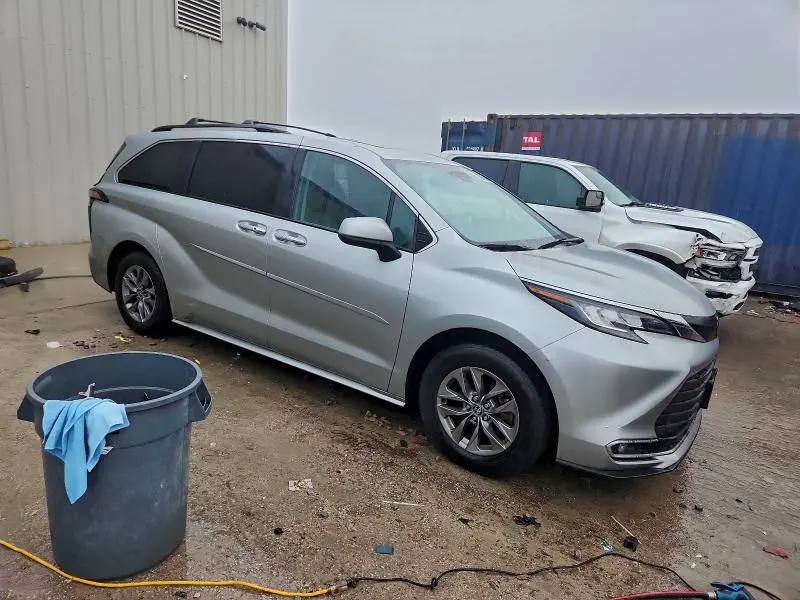 2022 TOYOTA SIENNA XLE  