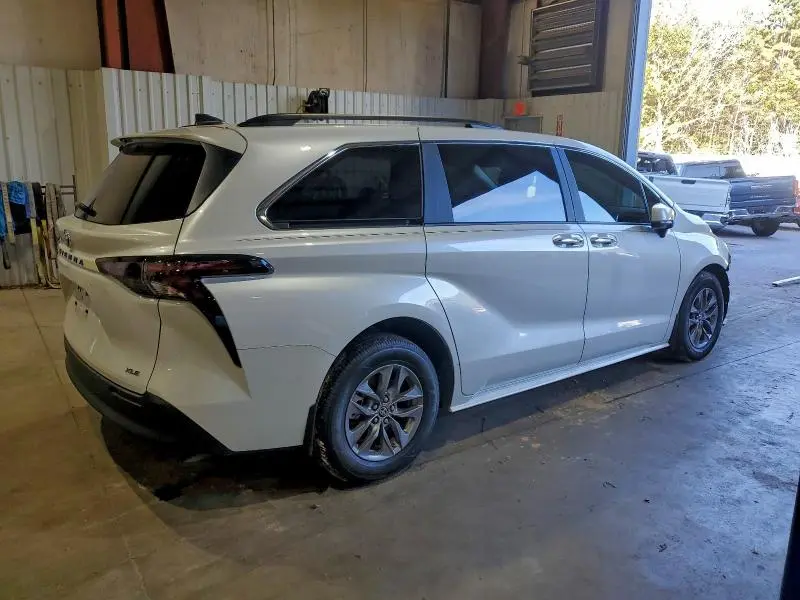 2025 TOYOTA SIENNA XLE  