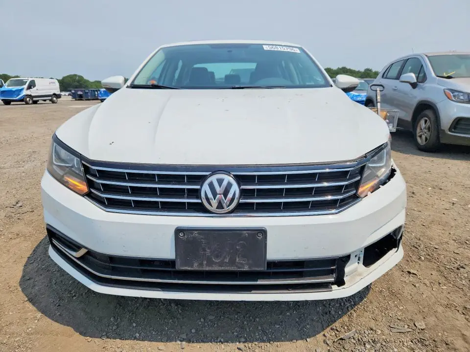 2016 VOLKSWAGEN PASSAT SE  