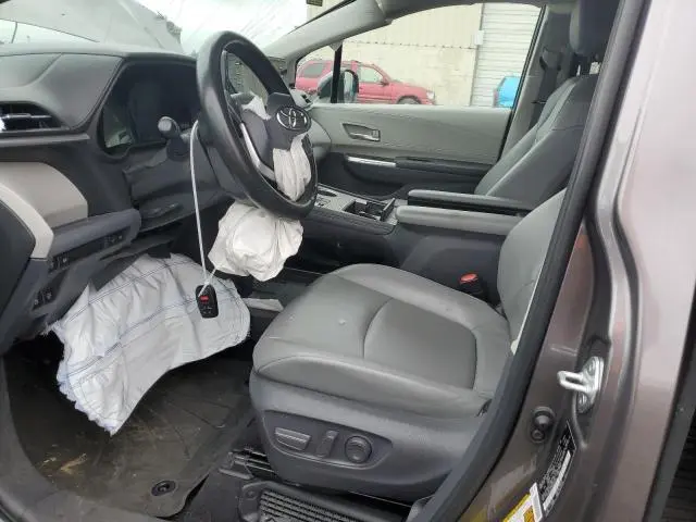 2021 TOYOTA SIENNA XLE
