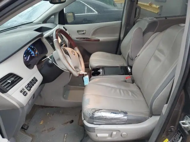 2013 TOYOTA SIENNA XLE  