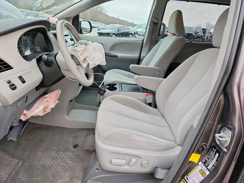 2013 TOYOTA SIENNA LE 7-PASSENGER  
