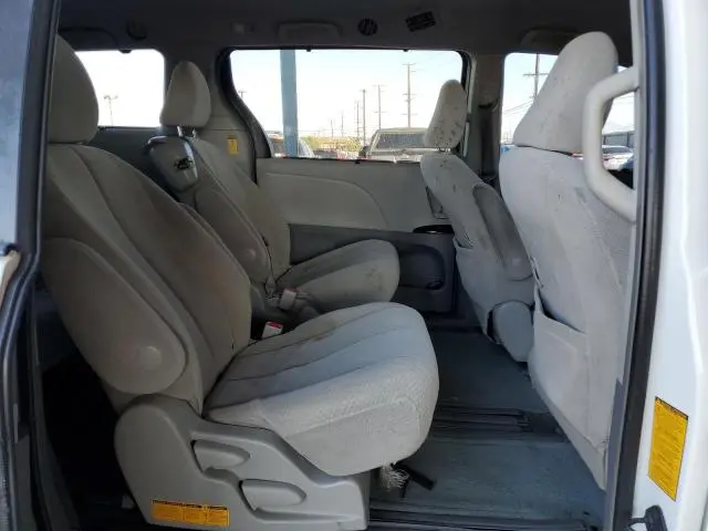 2014 TOYOTA SIENNA LE