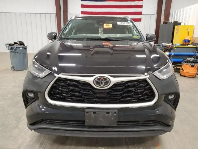 2021 TOYOTA HIGHLANDER XLE  