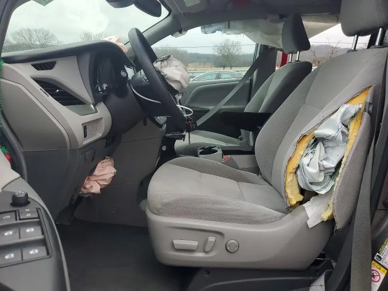 2019 TOYOTA SIENNA LE  