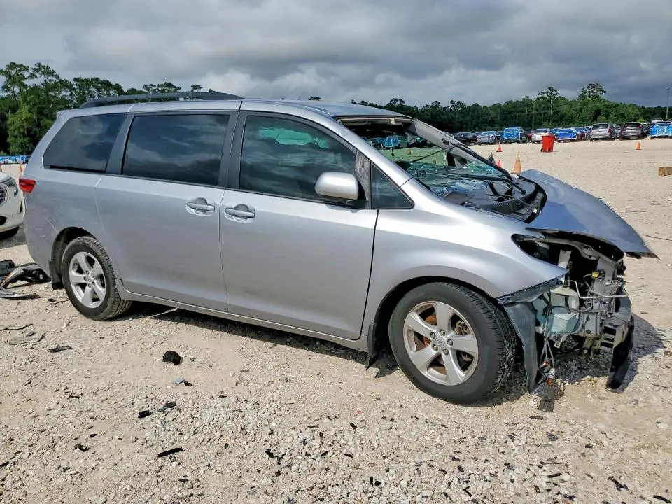 2017 TOYOTA SIENNA LE  