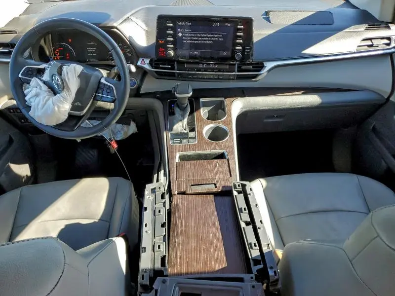 2021 TOYOTA SIENNA XLE  