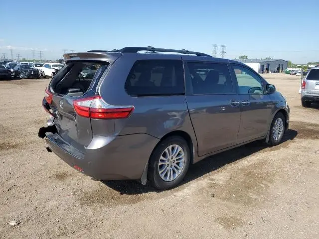 2017 TOYOTA SIENNA XLE  