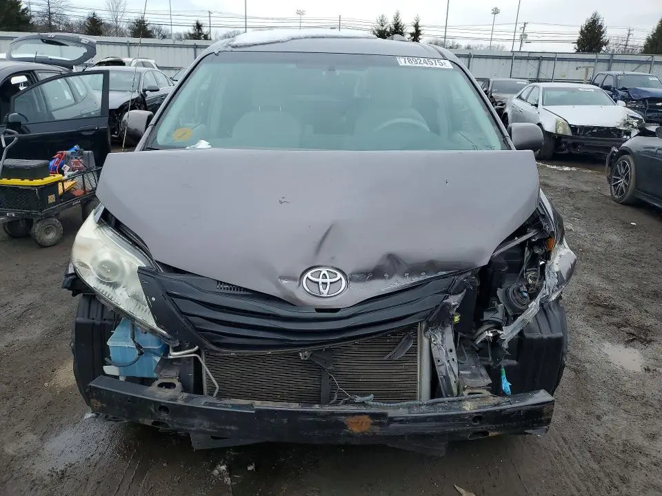 2011 TOYOTA SIENNA LE 8-PASSENGER  
