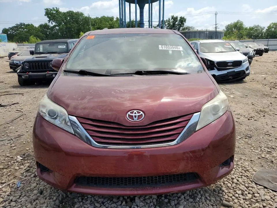 2016 TOYOTA SIENNA LE  