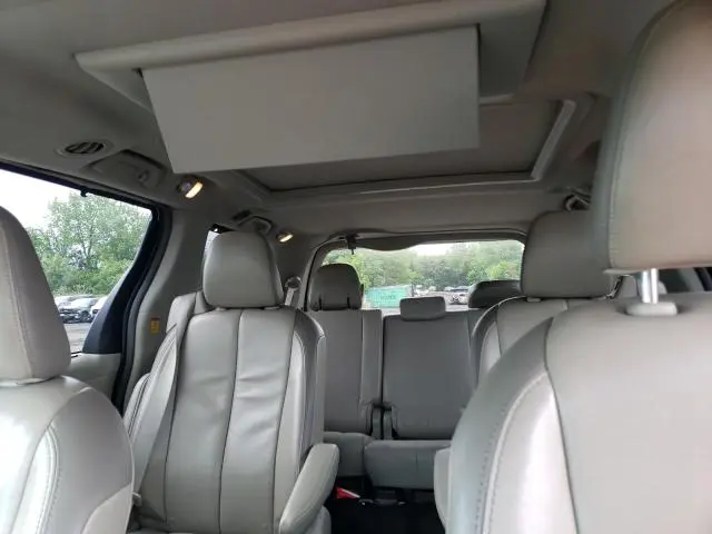 2013 TOYOTA SIENNA XLE  
