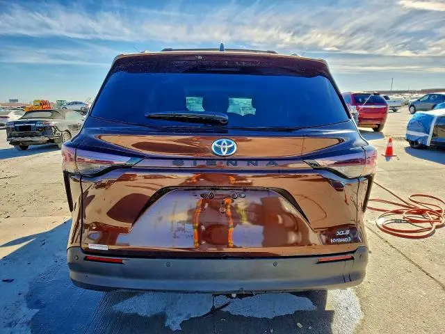 2024 TOYOTA SIENNA XLE  