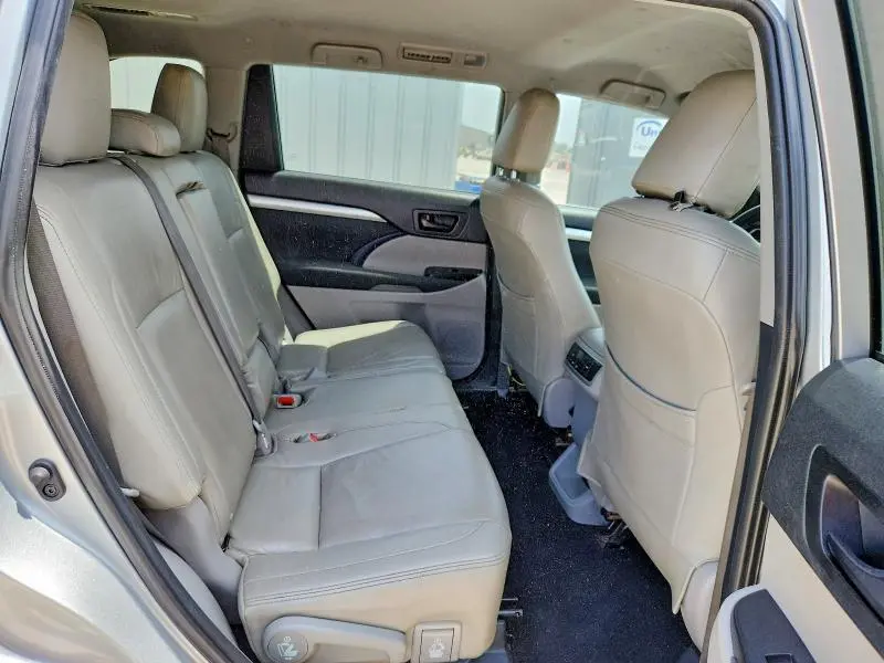 2019 TOYOTA HIGHLANDER LE  