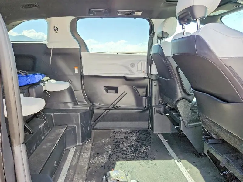 2025 TOYOTA SIENNA XSE  
