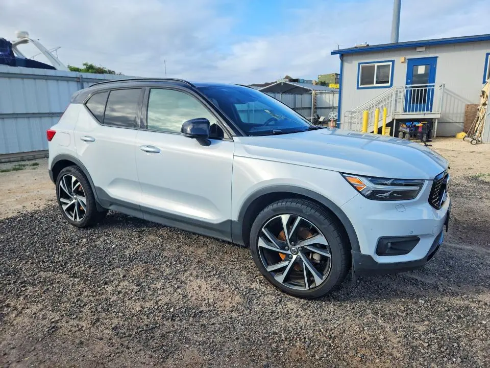 2020 VOLVO XC40 T5 R-DESIGN  