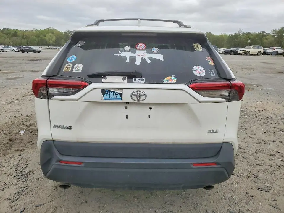2021 TOYOTA RAV4 XLE  