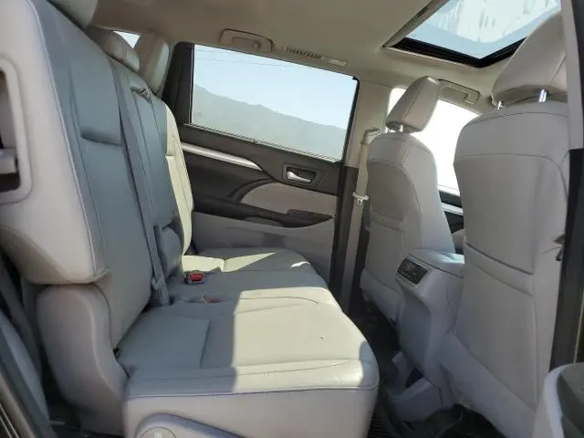 2017 TOYOTA HIGHLANDER SE  