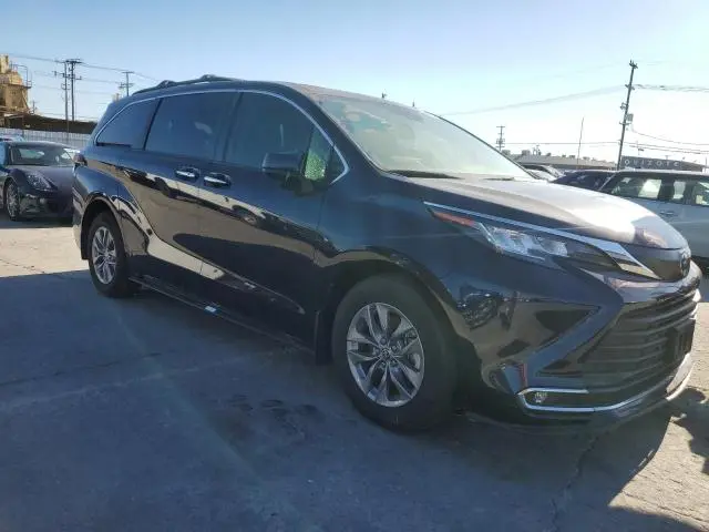 2022 TOYOTA SIENNA XLE  
