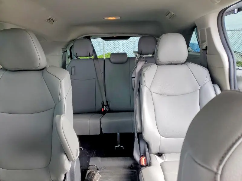 2023 TOYOTA SIENNA XLE  