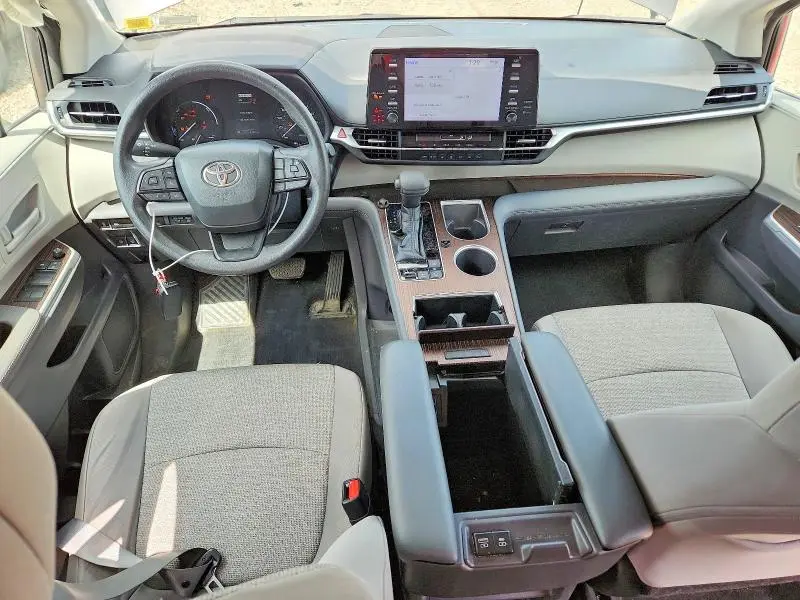 2022 TOYOTA SIENNA LE  